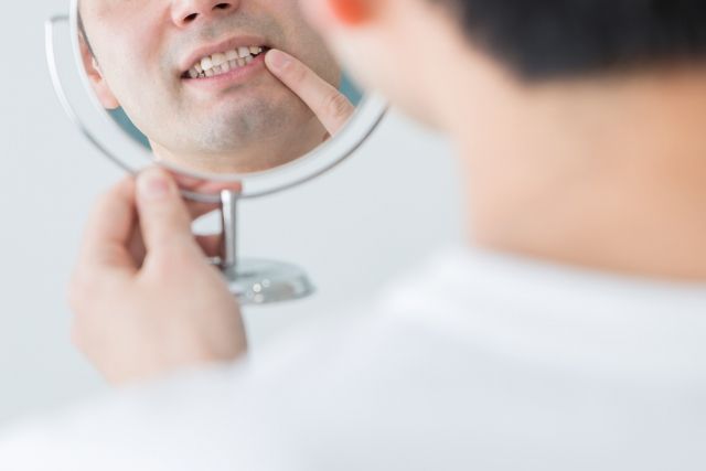 鏡を見て歯を確認する